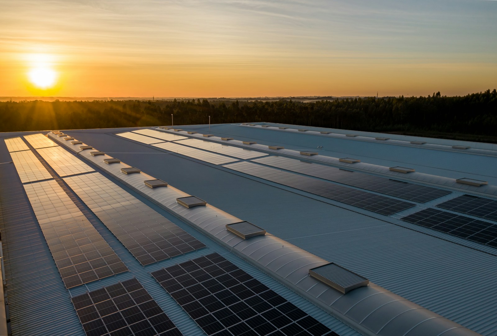 Impianto fotovoltaico su una copertura al tramonto